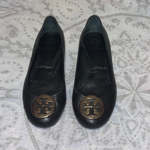 Tory Burch Black Gold Logo Leather Flats Sz 8 - Picture 1 of 9